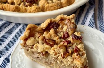 SOUR CREAM APPLE PIE – The Southern Girl Coo...