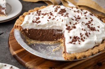 Chocolate Pudding Pie | Cookies and Cups