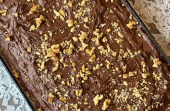 SOUR CREAM CHOCOLATE CAKE – The Southern Wom...